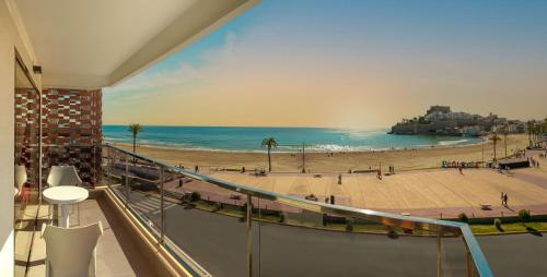 balcón con vistas a la playa y al océano en Hotel RH Portocristo & Wellness, en Peñíscola