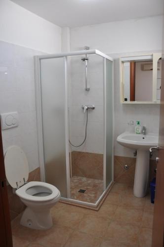 e bagno con doccia, servizi igienici e lavandino. di B&B Magic Holiday a Nardò