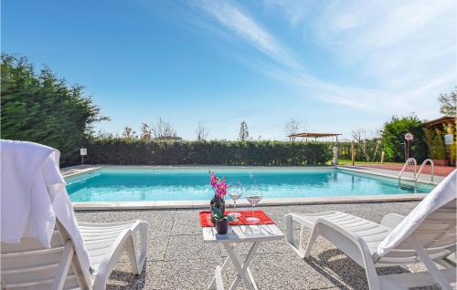 basen z 2 krzesłami i stołem z kwiatami w obiekcie Casa Marina w mieście Santa Margherita