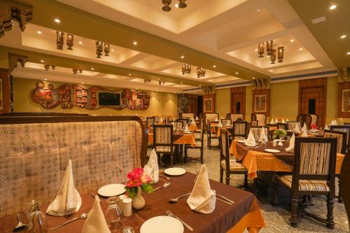 Restaurace v ubytování Marugarh Resort and Spa