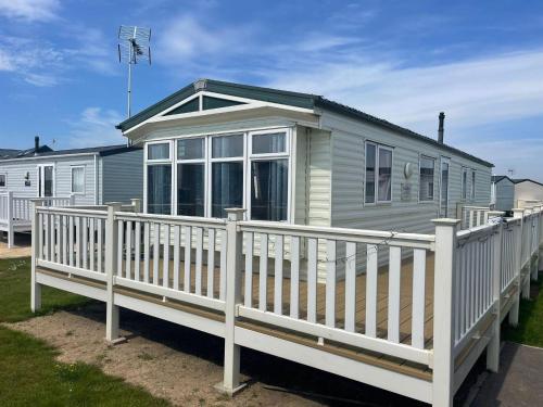 Impeccable 4-Bed Caravan in Clacton-on-Sea