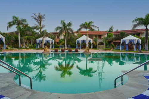 Bazén v ubytování Marugarh Resort and Spa nebo v jeho okolí