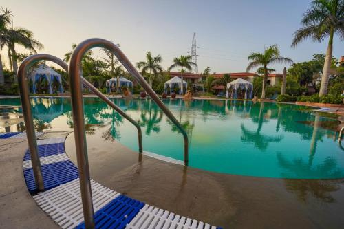 Bazén v ubytování Marugarh Resort and Spa nebo v jeho okolí