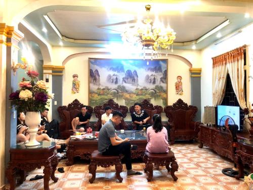 un groupe de personnes assises dans un salon dans l'établissement HaiAu Hotel, 