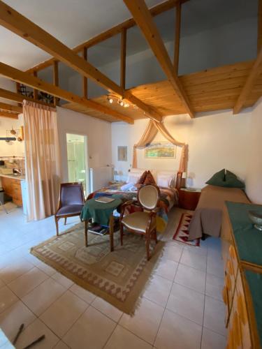 a kitchen and living room with a table and chairs at Mandula ház in Veszprém