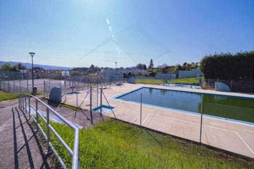 une piscine entourée d'une clôture dans l'établissement Árbol Blanco, à Llanera