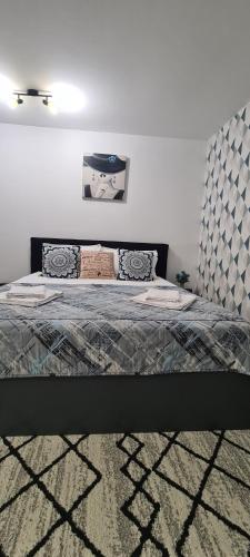 En eller flere senge i et værelse på Seby Studio