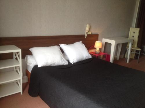 Llit o llits en una habitació de Hotel Moderne