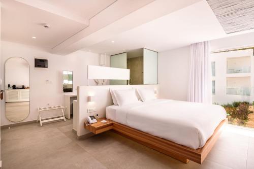 Кровать или кровати в номере Kantouni Beach Boutique Hotel