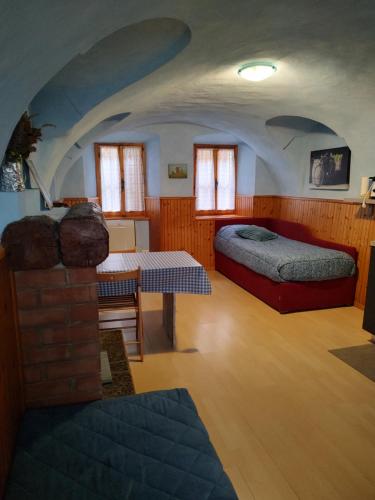 a bedroom with two beds and a table in a room at La Nuvola in Sagliano Micca