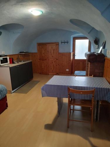eine Küche mit einem Tisch und einem Tisch in der Unterkunft La Nuvola in Sagliano Micca