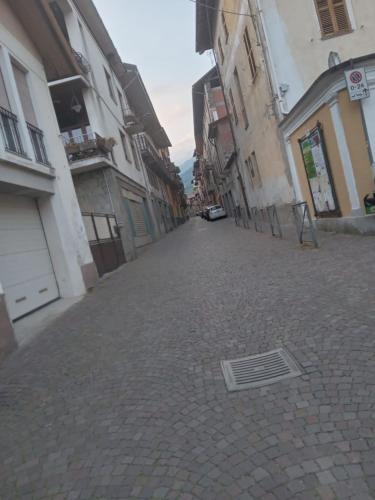 a cobblestone street in an alley with buildings at La Nuvola in Sagliano Micca