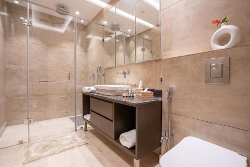 Bilik mandi di StayVista at Estate 10 by Tarika - Luxury 4BR with Outdoor Pool and Lawn, ideal of events in Delhi