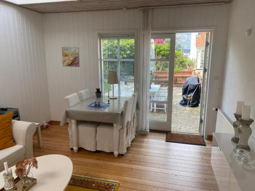 a living room with a table and a couch at Knasborg Ferieboliger in Ålbæk
