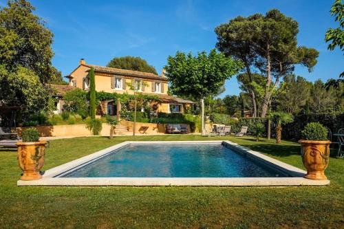 Maison provençale au pied du Luberon avec vue dégagée