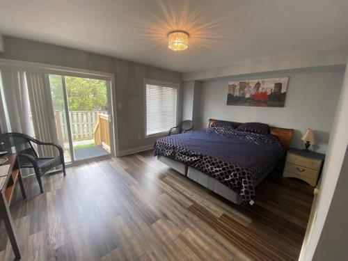 um quarto com uma cama e piso em madeira em 2 bedroom with 2 ensuites Unit in Richmond Hill em Richmond Hill