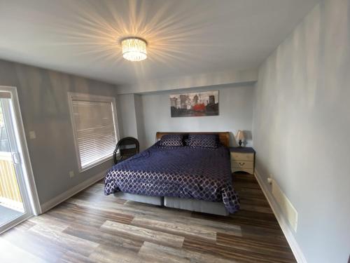 een slaapkamer met een bed en een groot raam bij 2 bedroom with 2 ensuites Unit in Richmond Hill in Richmond Hill