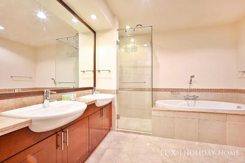 A bathroom at LUX The Elegant Fairmont Palm Suite
