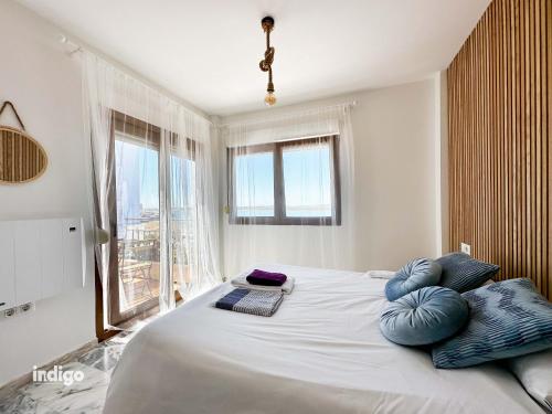 um quarto com uma cama grande e almofadas azuis em Riverview 4 Bedroom House, with Private Pool STE003 em Ayamonte