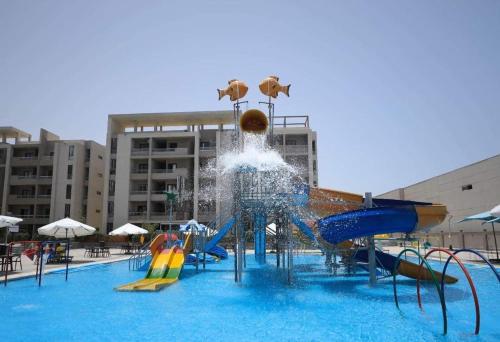 a pool with a water park with a water slide at شاليه غرفتين سوبر لوكس in Dawwār ‘Abd Allāh