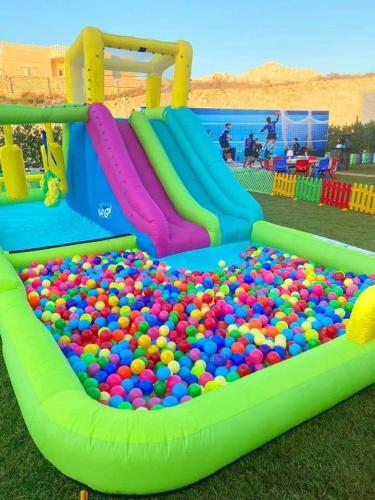 una gran piscina de bolas en un parque infantil en شاليه غرفتين سوبر لوكس, en Dawwār ‘Abd Allāh