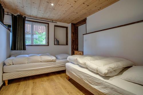 A bed or beds in a room at Chalet, charme et authenticité