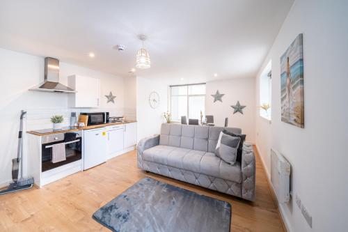 a living room with a couch and a kitchen at Bv Charming Studio with Free Private Parking, 10 Minutes from Town Centre in Leeds
