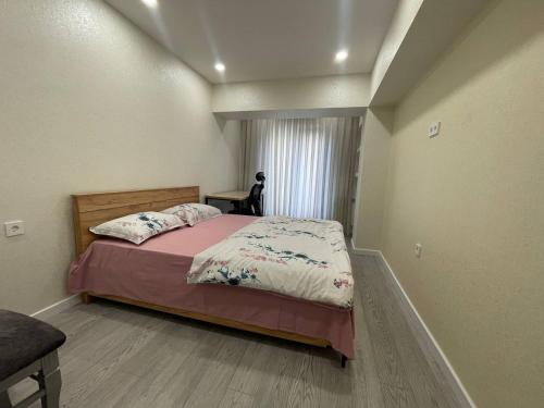 ein Schlafzimmer mit einem großen Bett in einem Zimmer in der Unterkunft Chorsu Apartment 2 in Taschkent