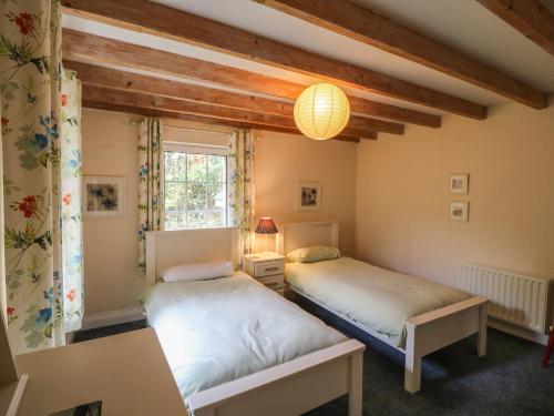 Un pat sau paturi într-o cameră la Whispering Pines