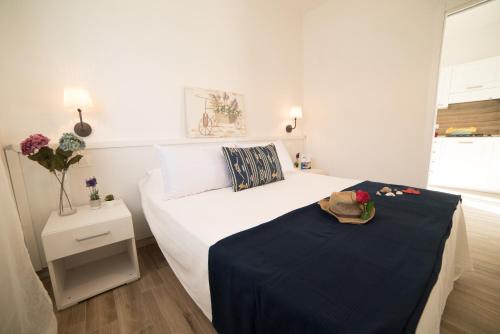 una camera da letto con un grande letto con una coperta blu di Appartamento Iremar D1 - MyHo Casa a Vieste