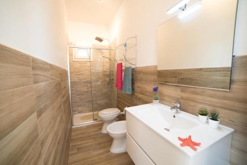 bagno con lavandino bianco e servizi igienici di Appartamento Iremar D1 - MyHo Casa a Vieste
