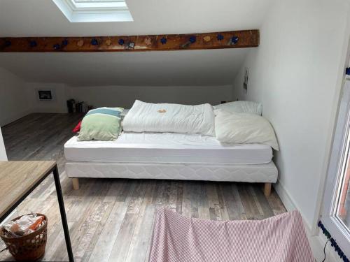 維勒瑞夫的住宿－Maison 6 chambres Paris，铺有木地板的客房内的一张白色床