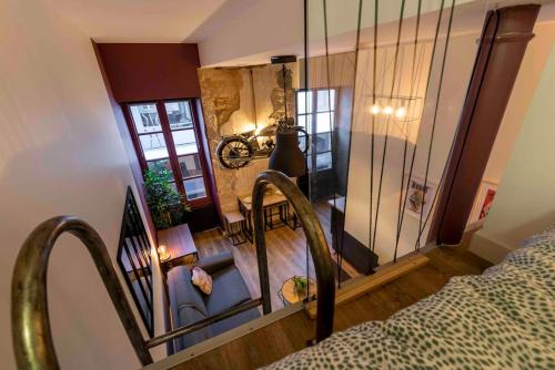 - une vue sur une chambre avec un escalier dans l'établissement Dijon centre ville Design Le Terrot, à Dijon
