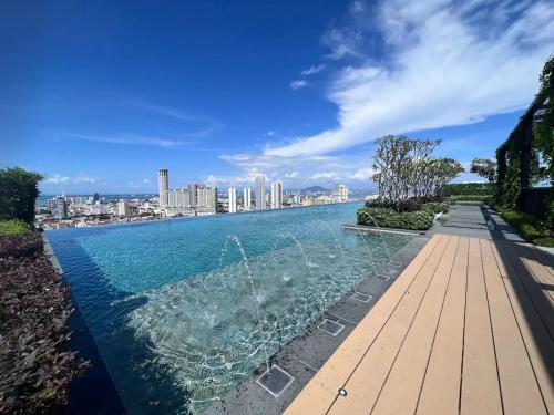 Rooftop Pool, Up to 8 Pax, 2 Bedrooms, 2 Bathrooms, 2 Car Parks by Star Home في جورج تاون: مساحة كبيرة من المياه مع مدينة في الخلفية