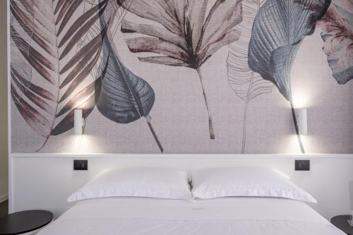 1 dormitorio con 1 cama y una gran pintura en la pared en Domea Superior Rooms Bed and Breakfast en Reggio Calabria