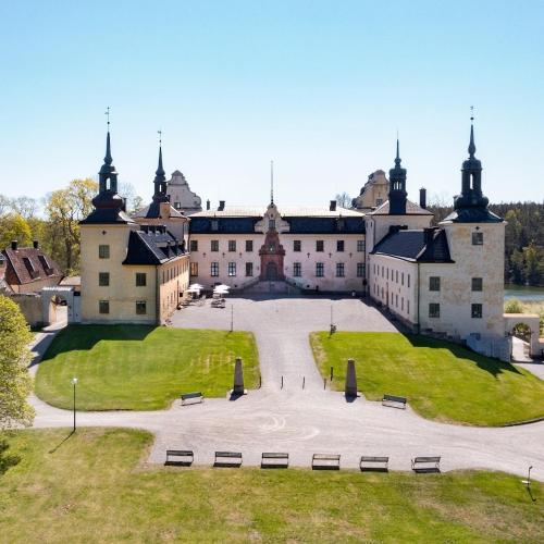 una vista aérea de un gran castillo con un parque en Lilla huset med tennisbana, 