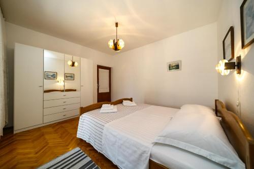 Postel nebo postele na pokoji v ubytování Apartment Zuza Krk
