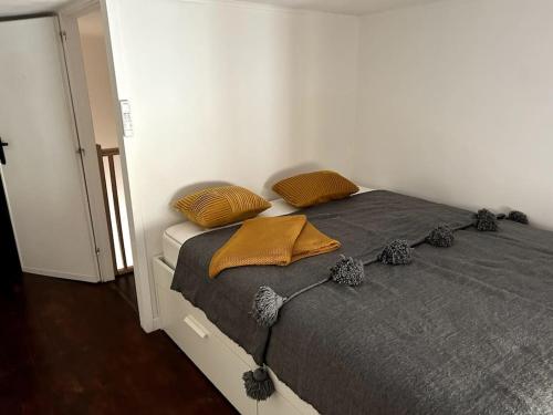 Giường trong phòng chung tại Palais Gallia in Heart Monte Carlo 2 bed, 300m Casino Sq.