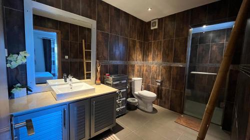 Ванная комната в 4 bedrooms Penthouse 50 meter to the beach by Dream Escapes