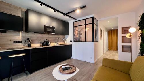 une cuisine et un salon avec un canapé et une table dans l'établissement En plein centre de cannes à 2 pas de la croisette, à Cannes