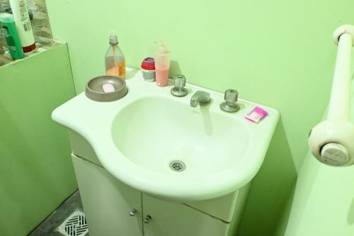 La salle de bains est pourvue d'un lavabo blanc. dans l'établissement Aldea Cumelén, à Campos Salles