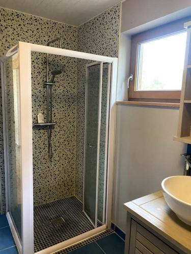 une salle de bain avec douche et lavabo dans l'établissement Maison proche du lac de Soustons, à Azur