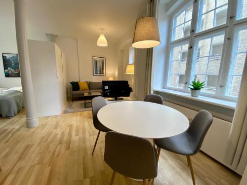 uma sala de estar com uma mesa branca e cadeiras em Gothersgade 101C em Copenhague