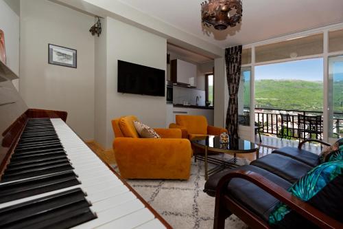 uma sala de estar com um piano e um sofá em INES APARTMENTS em Ohrid