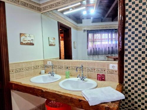 ein Badezimmer mit zwei Waschbecken und einem großen Spiegel in der Unterkunft Finca Los Loros Icod de los Vinos by HRTenerife Net in Santa Cruz de Tenerife