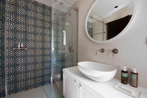 Ένα μπάνιο στο Luxury Villas Skiathos