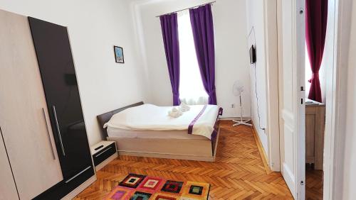 シビウにあるTelur Residenceの小さなベッドルーム(ベッド1台、窓付)