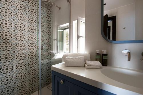 Ένα μπάνιο στο Luxury Villas Skiathos