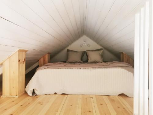 Tempat tidur dalam kamar di Holiday home on Resaro only 400 m from the sea