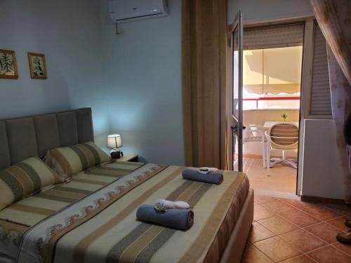 1 dormitorio con 1 cama grande y 2 toallas. en Standart apartment en Durrës